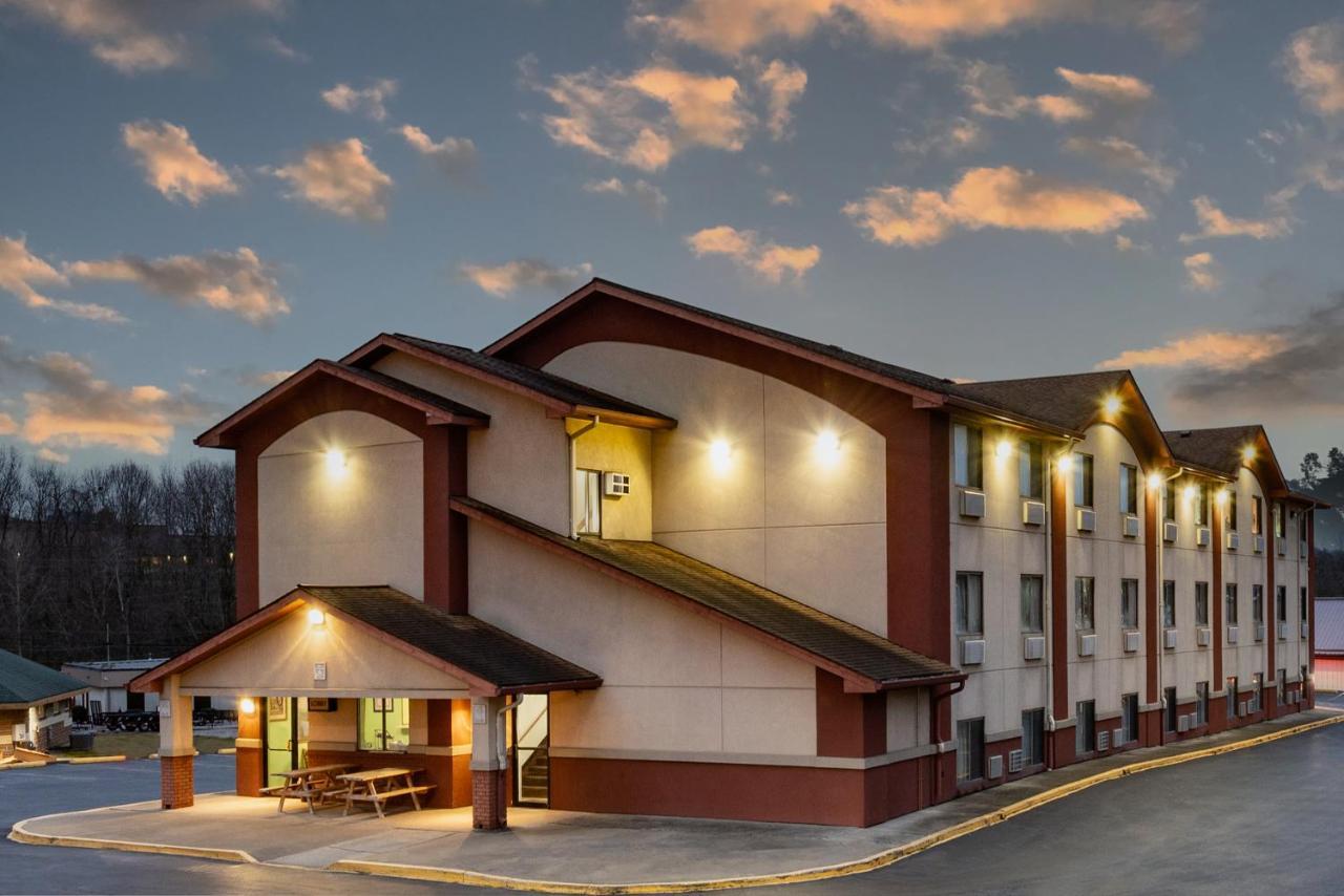 Super 8 By Wyndham Waynesburg Hotel Bagian luar foto