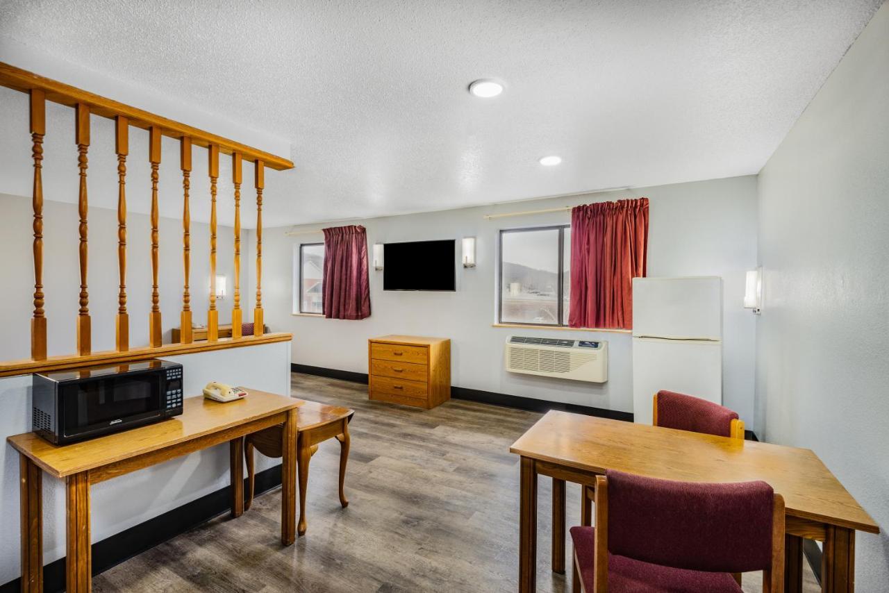 Super 8 By Wyndham Waynesburg Hotel Bagian luar foto