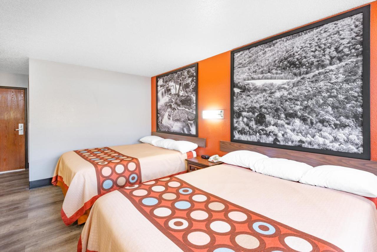 Super 8 By Wyndham Waynesburg Hotel Bagian luar foto